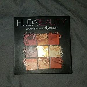 Huda eyeshadow pallet.